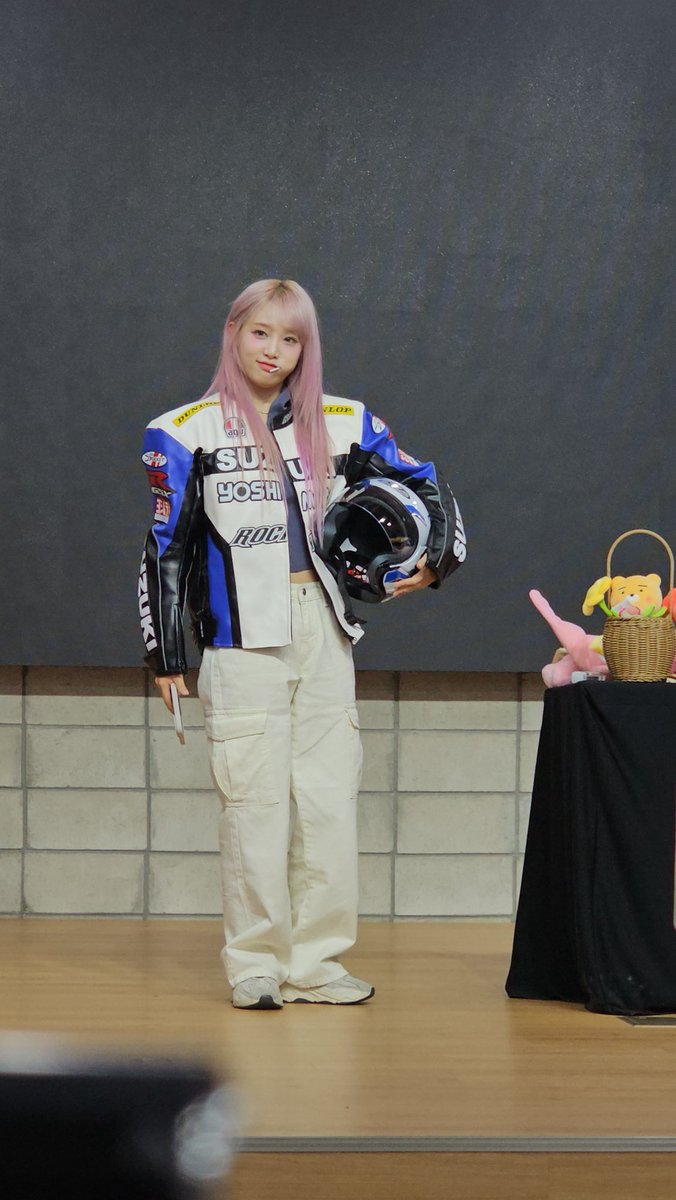 hong_10000chae's tweet photo. 최오리 이사람...인간마약이야..보면 볼 수록 빠져들어...19년 인생중 제일 행복했던 금요일이었담 #최예나 #Haterodrigo #팬싸 #오리 https://t.co/LUNr2RWN7s