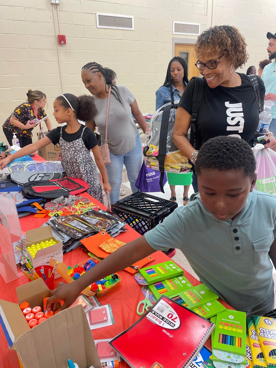 StephARosa36's tweet photo. @JPRyonES had a wonderful Meet and Greet with families and staff yesterday. Thank you so much to our community partners for coming out to support our families coming back to school! https://t.co/akTtx5Pz22