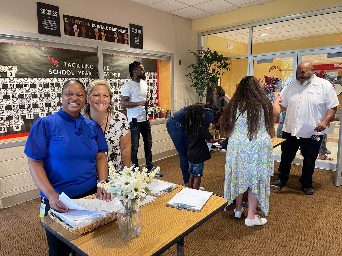 StephARosa36's tweet photo. @JPRyonES had a wonderful Meet and Greet with families and staff yesterday. Thank you so much to our community partners for coming out to support our families coming back to school! https://t.co/akTtx5Pz22
