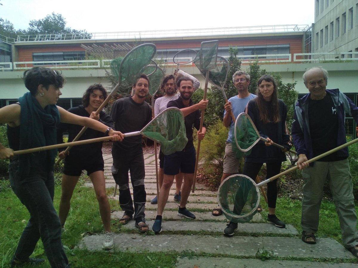 lessoulevements's tweet photo. On va les épuisettes !

En direct de l'Agence de l'Eau Loire-Bretagne occupée pour l'obtention d'un moratoire sur les #mégabassines et un arrêt des chantiers : de la nourriture a été livrée à la délégation anti-bassines. 

Nous ne sortirons pas sans moratoire. https://t.co/ibFqHPaB61