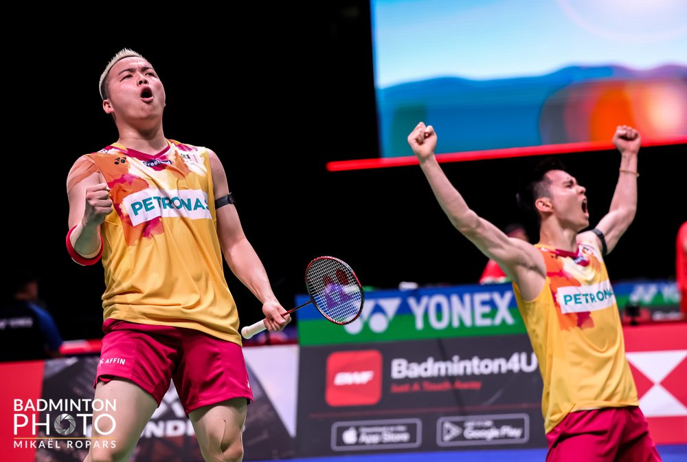 BA_Malaysia's tweet photo. RESULTS: #BWFWorldChampionships2023    

 QF

#MAS🇲🇾 Aaron Chia-Soh Wooi Yik(4) def. #CHN🇨🇳 Liu Yu Chen-Ou Xuan Yi(6) 21-10 15-21 21-14

📷 @badmintonphoto
 
#GemilangkanLagi 
#DemiMalaysia 
#BadmintonMalaysia https://t.co/ugZmFYeRTp