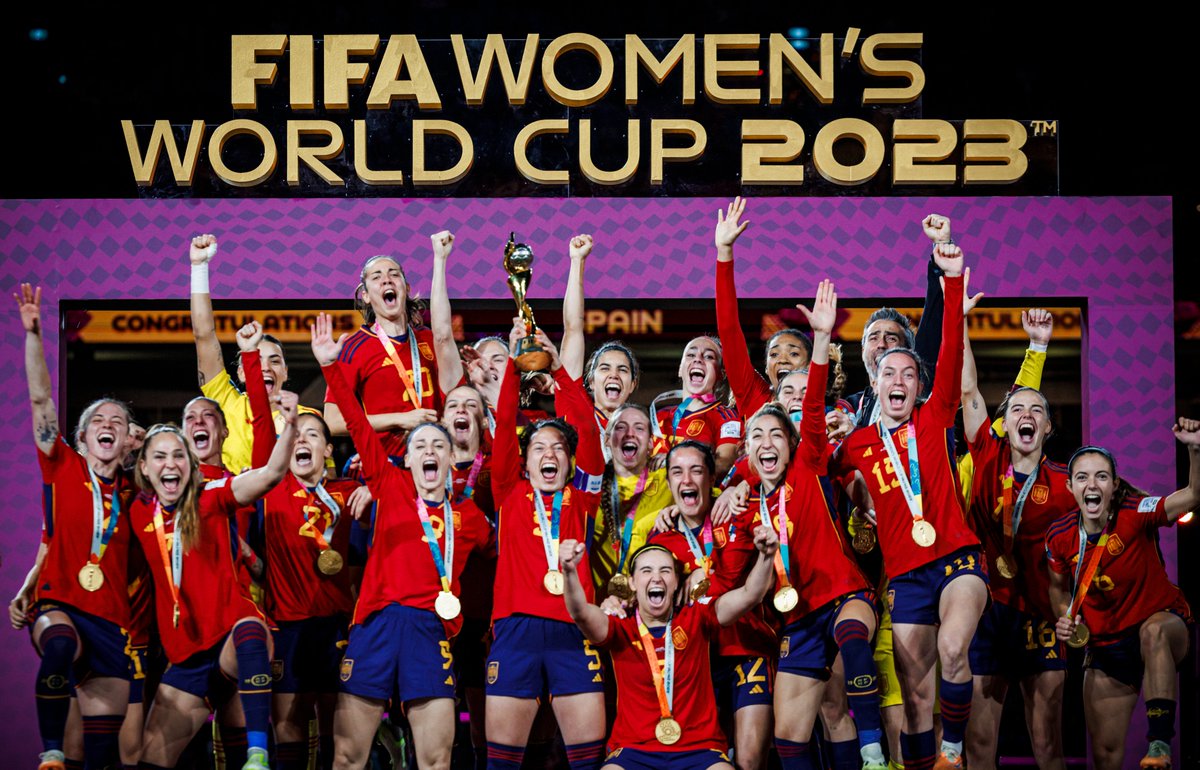 alfhermida's tweet photo. (1) Comunicado de las campeonas del mundo de fútbol:

Jenni: "Quiero aclarar que en ningún momento consentí el beso que me propinó y en ningún caso busqué alzar al presidente. No tolero que se ponga en duda mi palabra y mucho menos que se inventen palabras que no he dicho". https://t.co/mLjqb6WcPp