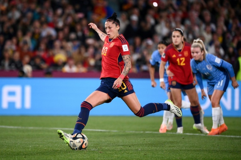 🗣️ÚLTIMA HORA: Jenni Hermoso desmiente a Rubiales en el comunicado de las jugadoras

🗨️"Quiero aclarar que, tal y como se vio en las imágenes, en ningún momento consentí el beso que me propinó y, por supuesto, en ningún caso busqué alzar al presidente"

🗨️"No tolero que se ponga