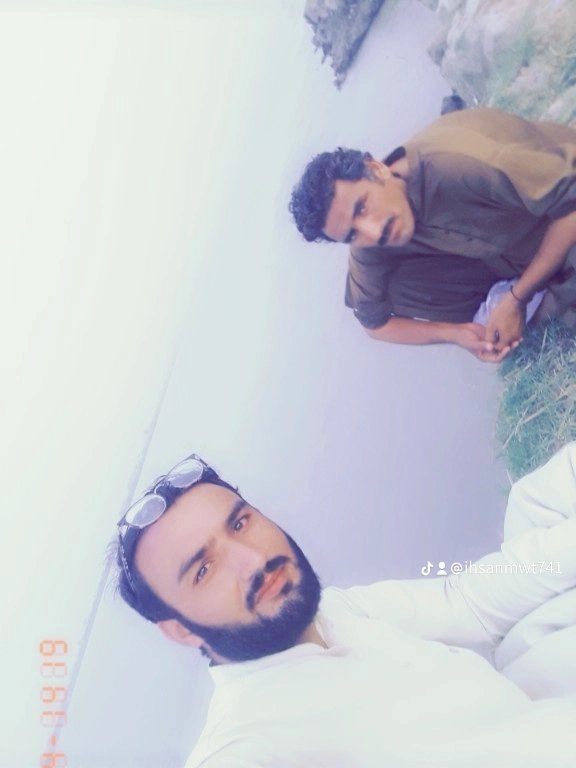 اُجڑ جاتے ہیں_____سر سے پاؤں تک وہ لوگ______!!!!!!

جو کسی بےپرواہ سے_____ بےپناہ محبت کرتے ہیں_______!!!