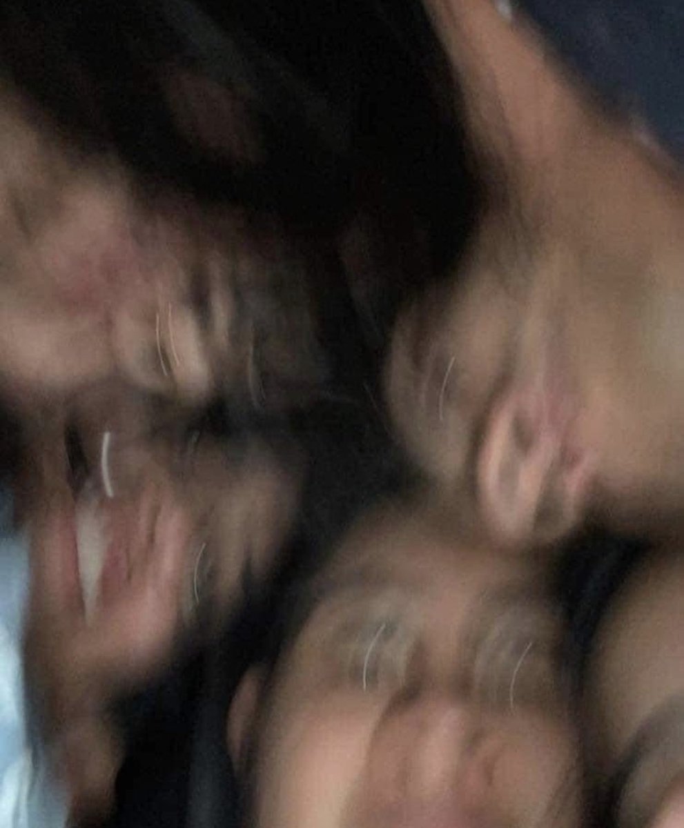 "mande-me a foto que tiramos ontem à noite"

a foto: