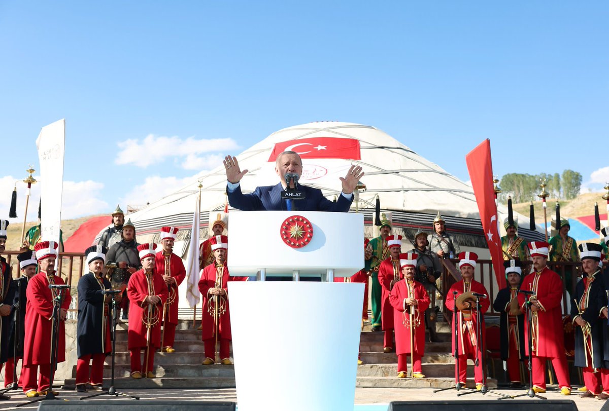 akaraismailoglu's tweet photo. Anadolu topraklarını bizlere ebedi yurt kılan Malazgirt Zaferimizin 952. yıl dönümü kutlamalarında  Cumhurbaşkanımız @RTErdogan ile birlikte Bitlis Ahlat'taydık. 

Tarihimizden Aldığımız Güçle Büyük ve Güçlü Türkiye Hedefine Yürüyoruz. 🇹🇷 https://t.co/SfgqEZ83xS