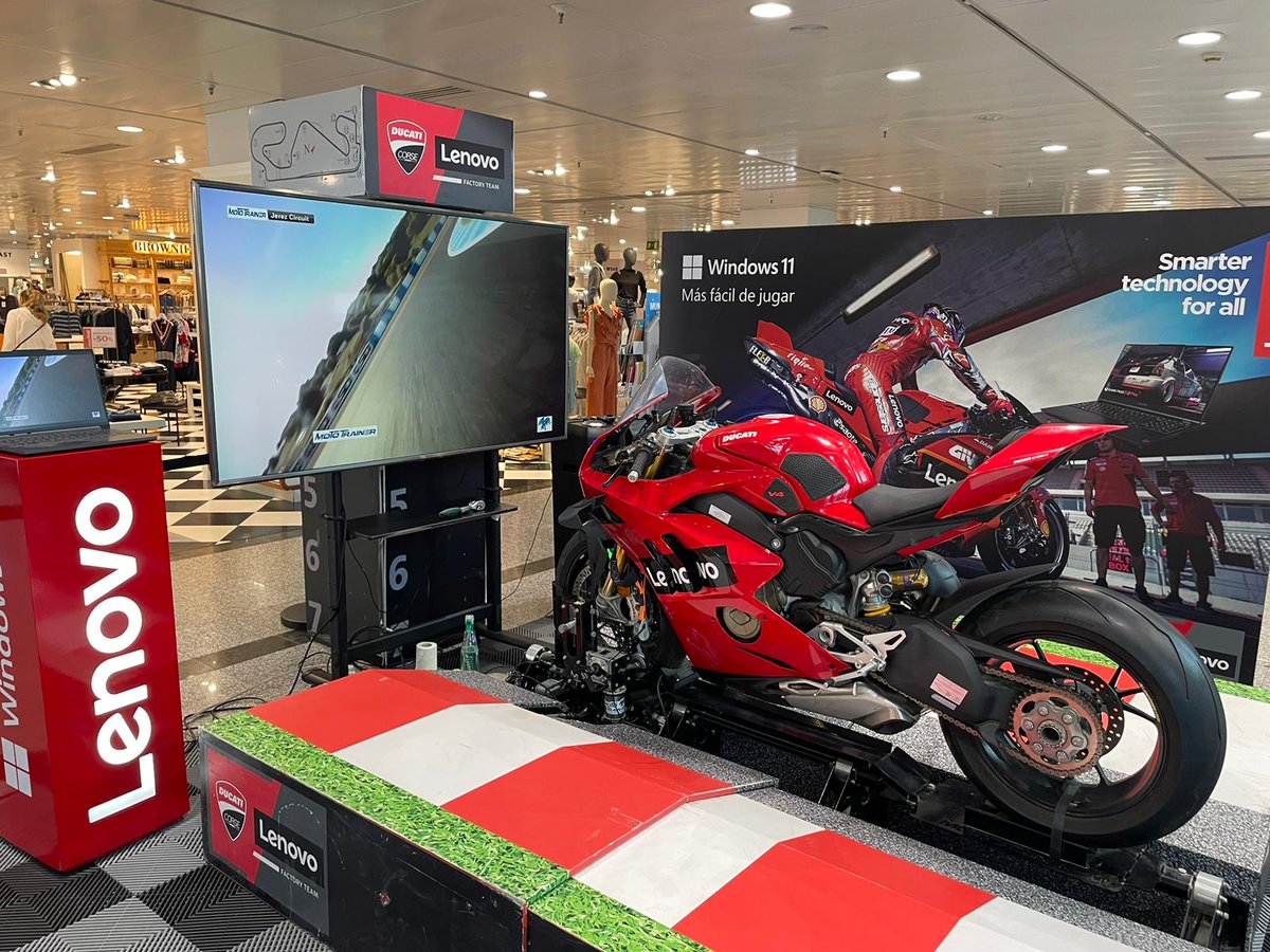 W2Avalanche's tweet photo. Buenas tardes...
Mañana nos han invitado a probar este pedazo de simulador de @LenovoES en @elcorteingles de Santiago de Compostela, estarán allí @W2AHugoL y @SofianMecMec a las 16:00 probando esta pedazo de DUCATI...
Muchas gracias a la organización por confiar en nosotros e invitarnos...
 Os dejamos mas información sobre el proyecto:

Lenovo patrocina el Ducati Factory Team permitiendo a los clientes disfrutar de la emoción del motociclismo en un trainer profesional incorporando a la zona dispositivos de la gama Legión donde disfrutar de la mejor tecnología de entretenimiento.
 
Es un producto profesional de mejora técnica que permite disfrutar de una experiencia real de entrenamiento 
 
La frase de megafonía.
 
Siéntete como un piloto de Moto GP en el departamento de Informática, en un entrenador profesional de la mano de Lenovo y El Corte Inglés.