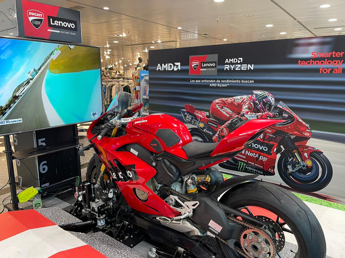 W2Avalanche's tweet photo. Buenas tardes...
Mañana nos han invitado a probar este pedazo de simulador de @LenovoES en @elcorteingles de Santiago de Compostela, estarán allí @W2AHugoL y @SofianMecMec a las 16:00 probando esta pedazo de DUCATI...
Muchas gracias a la organización por confiar en nosotros e invitarnos...
 Os dejamos mas información sobre el proyecto:

Lenovo patrocina el Ducati Factory Team permitiendo a los clientes disfrutar de la emoción del motociclismo en un trainer profesional incorporando a la zona dispositivos de la gama Legión donde disfrutar de la mejor tecnología de entretenimiento.
 
Es un producto profesional de mejora técnica que permite disfrutar de una experiencia real de entrenamiento 
 
La frase de megafonía.
 
Siéntete como un piloto de Moto GP en el departamento de Informática, en un entrenador profesional de la mano de Lenovo y El Corte Inglés.