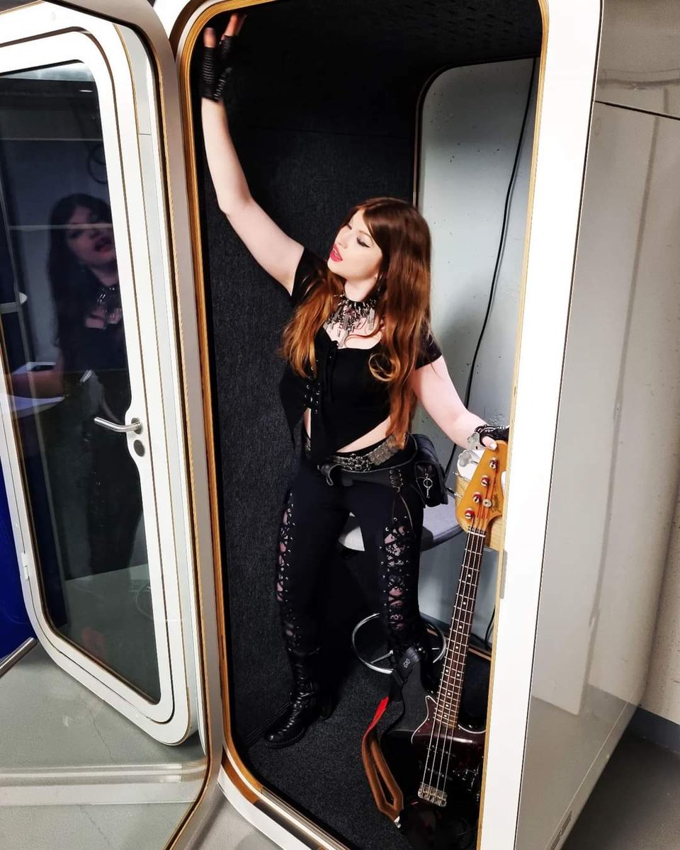 KeiraKenworthy's tweet photo. Spent one day back in the UK, and now I'm out of my box again to play!! π¦
Off to Swizterland tomorrow for @backnblackgirls β‘οΈ
#mistressofgroove #bassplayers #ghsstrings #ghsartist #fender #backnblack #acdc https://t.co/0ANmEE4E91