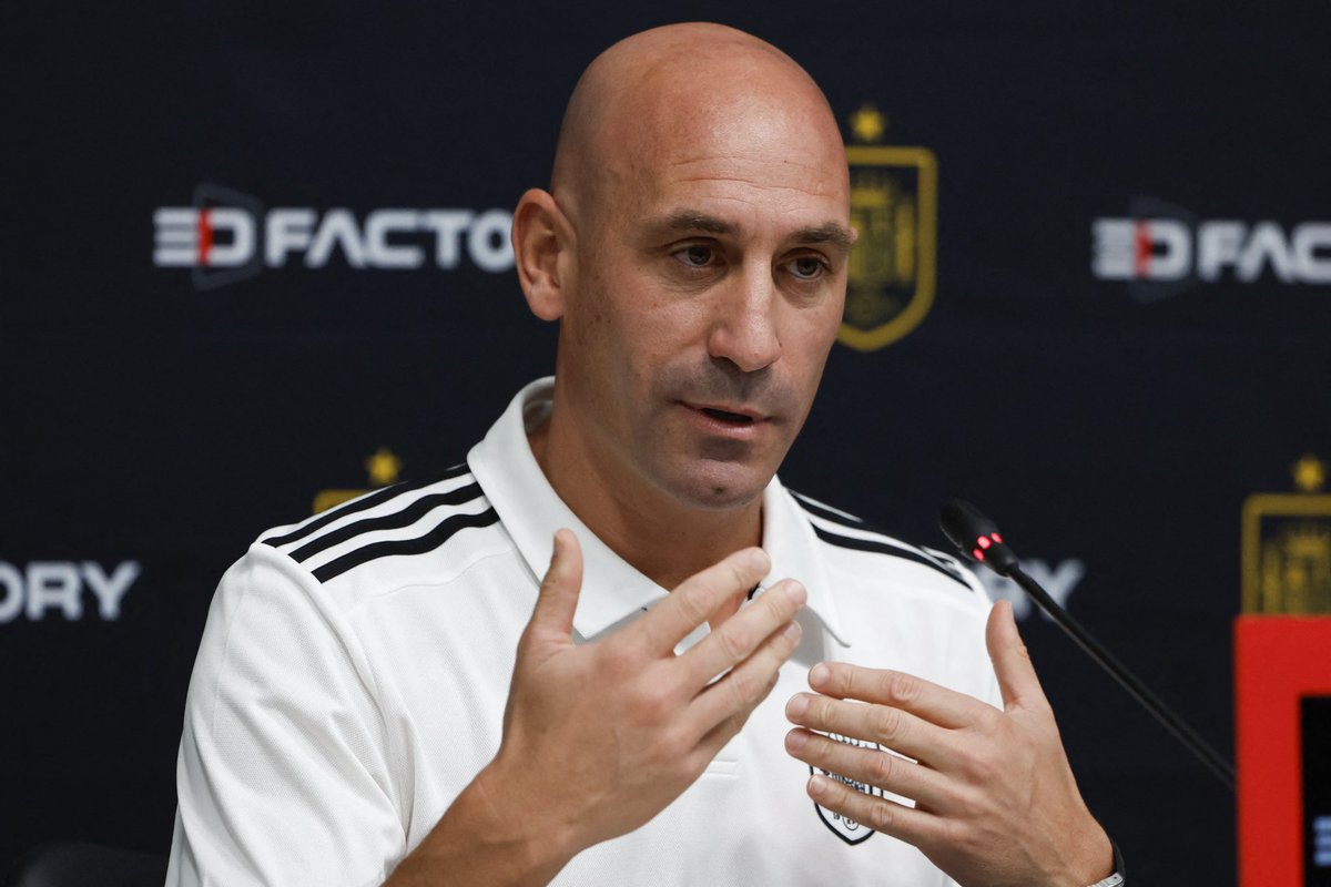 ActuFoot_'s tweet photo. 🚨🚨 Jennifer Hermoso 𝗡’𝗘́𝗧𝗔𝗜𝗧 𝗣𝗔𝗦 𝗖𝗢𝗡𝗦𝗘𝗡𝗧𝗔𝗡𝗧𝗘 au baiser de Luis Rubiales ! ❌

« Je tiens à préciser 𝗾𝘂'𝗮̀ 𝗮𝘂𝗰𝘂𝗻 𝗺𝗼𝗺𝗲𝗻𝘁 𝗷𝗲 𝗻'𝗮𝗶 𝗰𝗼𝗻𝘀𝗲𝗻𝘁𝗶 𝗮𝘂 𝗯𝗮𝗶𝘀𝗲𝗿 𝗾𝘂'𝗶𝗹 𝗺'𝗮 𝗱𝗼𝗻𝗻𝗲́ et qu'en aucun cas je n'ai cherché à être portée en étant enlaçée par le président. Je ne tolère pas que ma parole soit mise en doute et encore moins que des mots que je n'ai pas dits soient inventés »

(Communiqué)