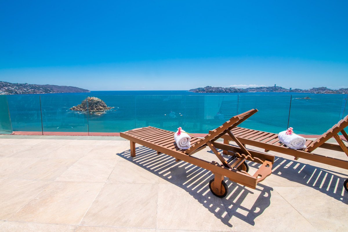 ¡No te quedes sin vacaciones! ☀️ 

Aprovecha las tarifas preferenciales que tenemos por fin de verano. 🏨 

Llama ahora mismo y reserva tu próxima visita a este paraíso. 🏊‍♂️ 🏝️ 

#Acapulco #EmporioAcapulco