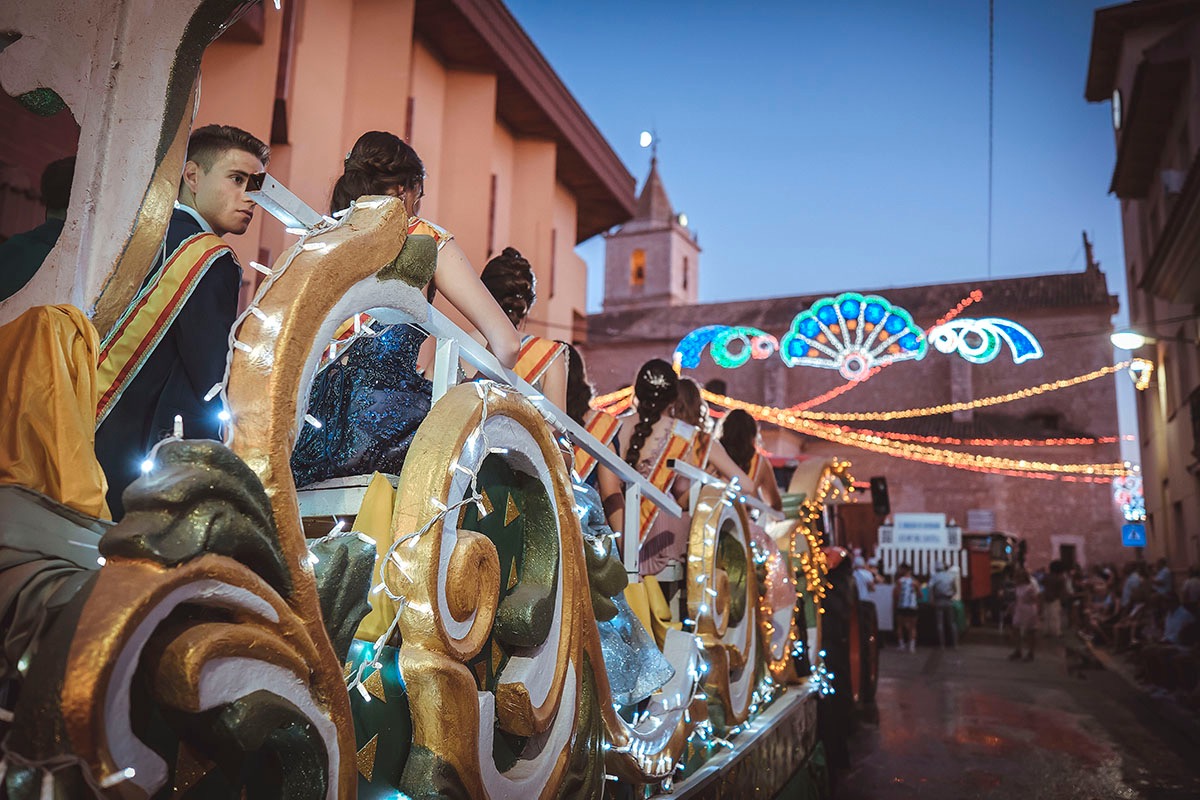 #Madrigueras vive sus #fiestas en honor al Cristo y la Vendimia 🍇

<a href="/jramoresAlcalde/">JUAN RAMON AMORES</a> y Juani Gª, junto a múltiples representantes institucionales, arropaban al alcalde, Juan Carlos Talavera, en la #cabalgata y la ‘Pisada de la Uva’ que se realiza con el deseo de una gran vendimia
