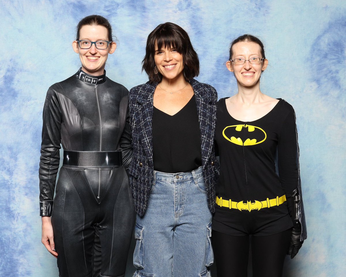 “Try turning it off and on again.” It was so cool for @sheldon_spock1 & I to meet Neve Campbell @FANEXPOCANADA today!! She was so nice & it was awesome meeting her!! #fanexpocanada #FANEXPOCANADA2023 #NeveCampbell #SarahSawyer #skyscrapermovie #scream #NerdyandProud #SoExcited