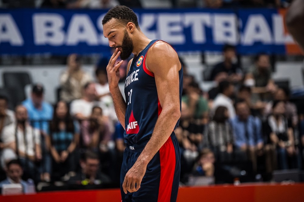 Be_BasketFr's tweet photo. 🗣️ "Avec cette mentalité, on ne va pas aller très loin !"  

🚨 Alors qu'il s'est qualifié "d'inexistant", le pivot exhorte les Bleus à changer d'état d'esprit, sous peine d'immense désillusion à la Coupe du Monde. 

💬Sa réaction : https://t.co/bzTfv96F7Y https://t.co/WqzEt3N7rN