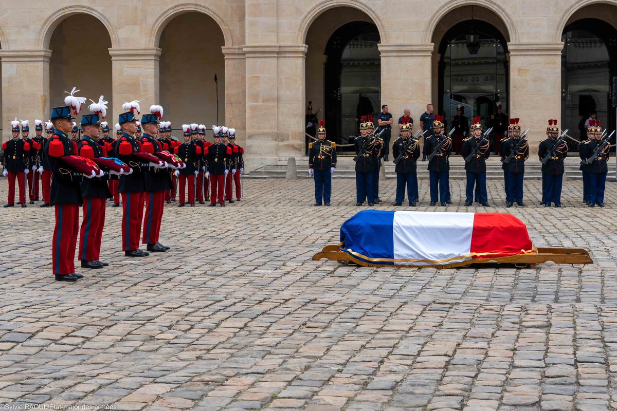 CEMA_FR's tweet photo. Hommage national au général d’armée Georgelin. 

Tristesse, émotion, fierté immenses.

Les armées sont rassemblées autour du chef des armées @EmmanuelMacron pour saluer cette incarnation exemplaire du commandement militaire et du don de soi. https://t.co/CIWY8G6nZY