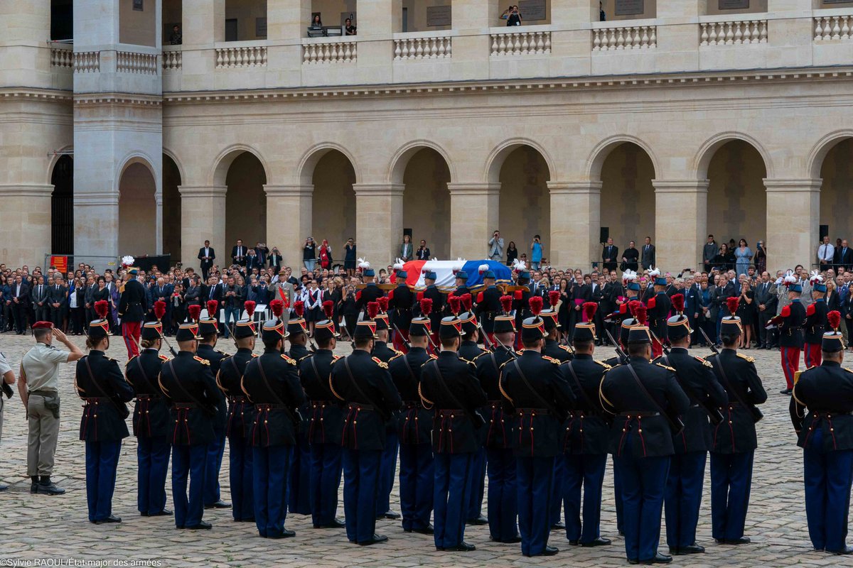 CEMA_FR's tweet photo. Hommage national au général d’armée Georgelin. 

Tristesse, émotion, fierté immenses.

Les armées sont rassemblées autour du chef des armées @EmmanuelMacron pour saluer cette incarnation exemplaire du commandement militaire et du don de soi. https://t.co/CIWY8G6nZY