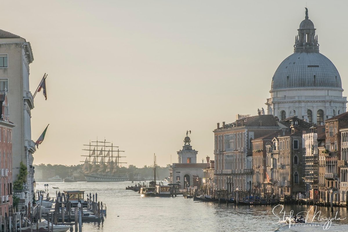 Passeggiando per Venezia
#venice #veniceitaly #tours  #Holidays #tourism  #italy #italyvacations #veniceholiday #secretvenice  #photowalk