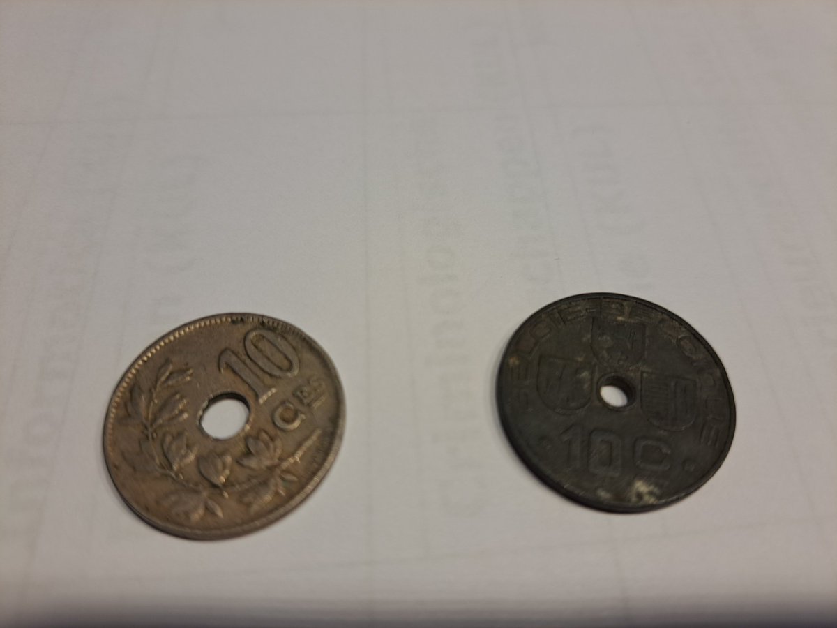 HildeStuyck's tweet photo. Even aan ĥet grasduinen in een doos oude Belgische munten. Ik vroeg me af waarom de ene munt van 10 cent zilverkleurig is en de andere pikkezwart. Dit moet wat te maken hebben met oorlogsgeld. Kent iemand de verklaring hiervoor?
#Ɓelgischemunten #10cent #oorlogsgeld https://t.co/UYV33wvMNR
