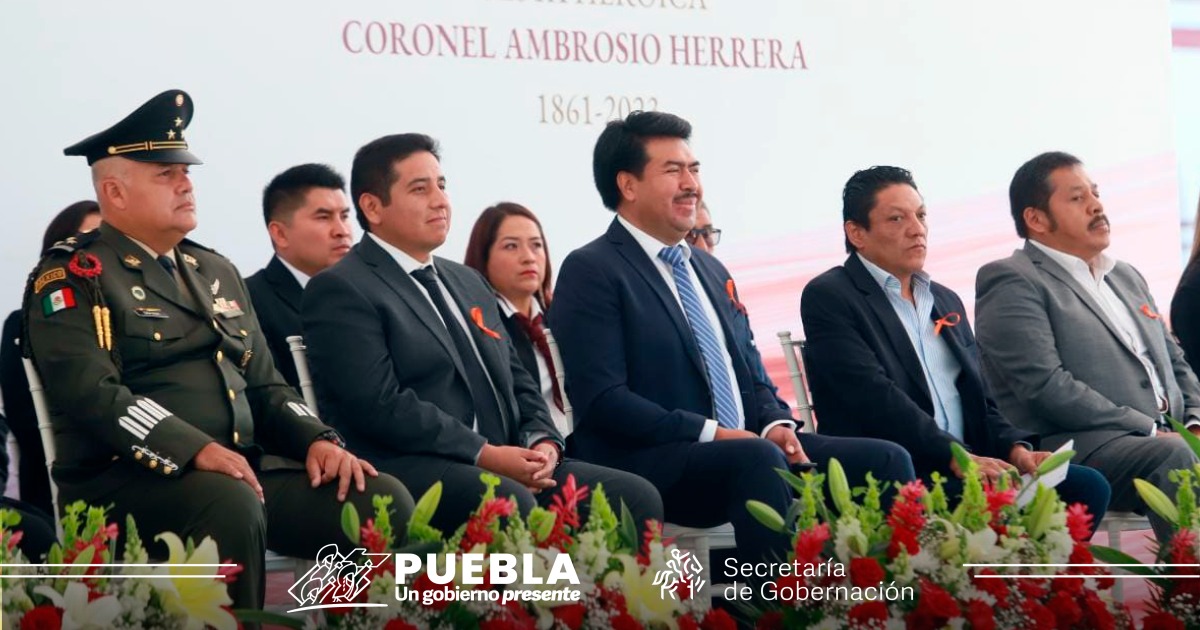 Segob_Puebla's tweet photo. El titular de SEGOB, @Javier_AquinoL, encabezó junto con el edil de Tecali de Herrara, Miguel Amador, la ceremonia de conmemoración del CLXII aniversario de la gesta heroica del coronel Ambrosio Herrera, combatiente liberal que defendió los derechos de la comunidad.⚔️ https://t.co/Dl1XXKMtpX