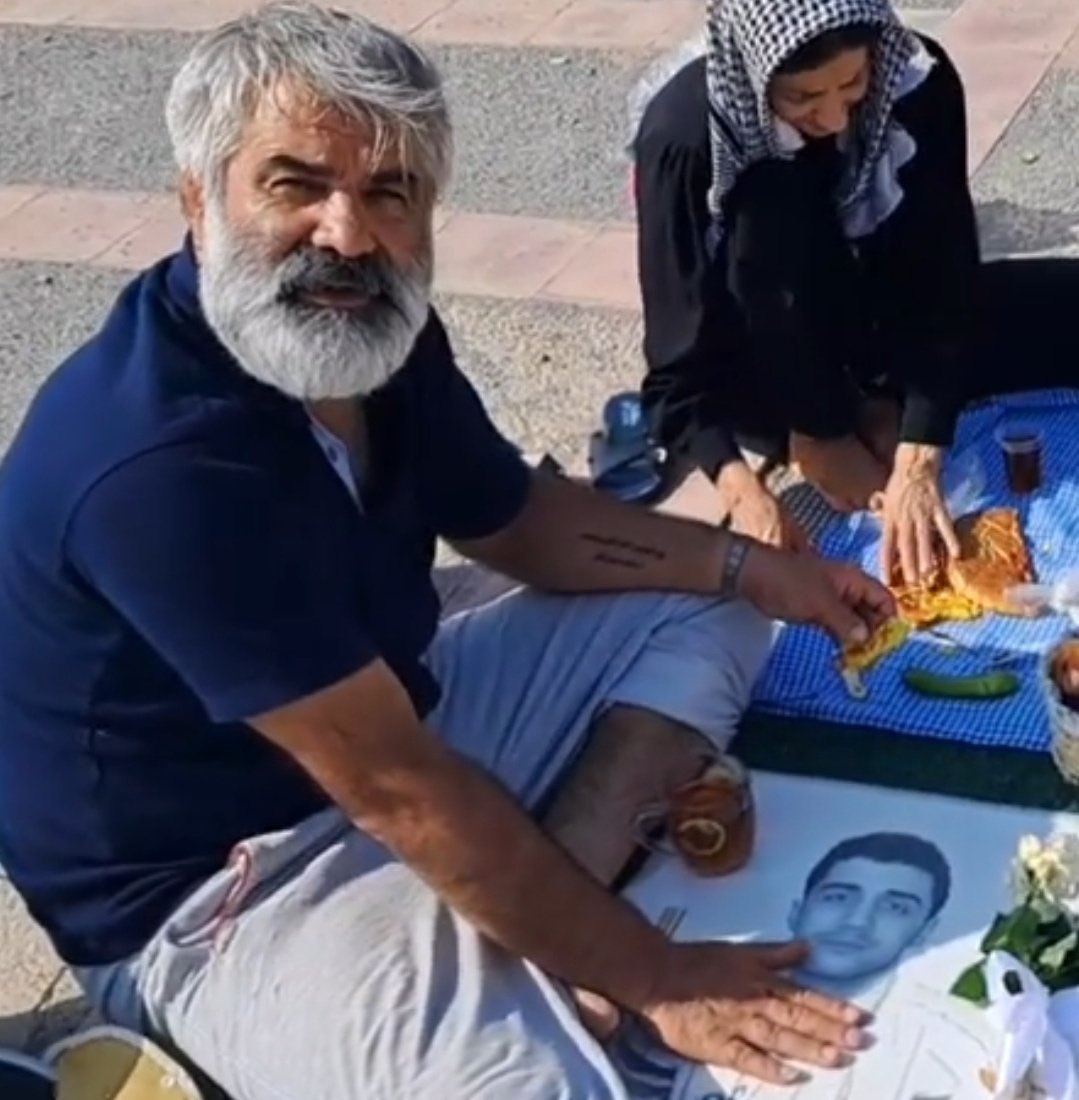 IGNOBLE. Mashallah Karami, le père du manifestant Mohammad Mehdi Karami, exécuté en janvier, et qui était devenu l'un des porte-voix des familles des opposants tués, a été arrêté par les autorités à son domicile mardi 22 août à l'approche de l'anniversaire du décès de #MahsaAmini