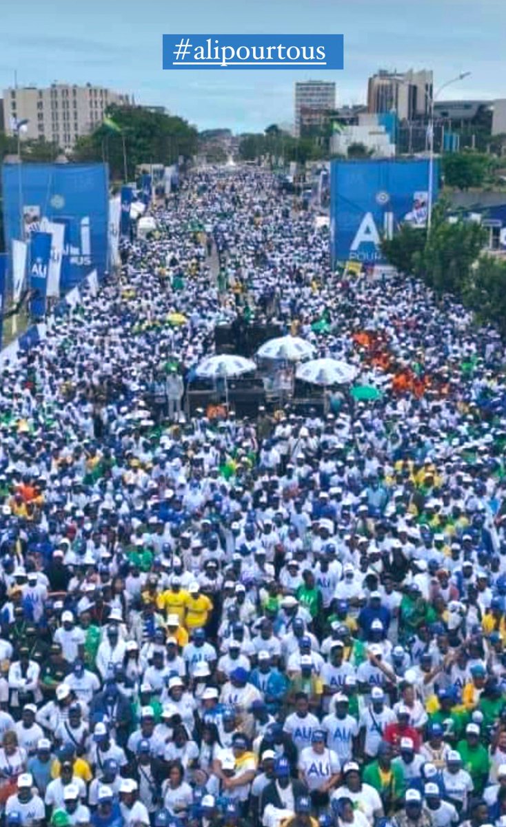 Melissa14749541's tweet photo. @lenouveaugabon Ou était jean ping hier a 2h quand ossa chassait les moustiques ?
Comment peut-il se moquer d'ondo ossa, de se présenter dans l'air de jeu a moins de 24h de la fin de match.
Pourquoi cette opposants est-elle aussi mal organisée ? 
Rien que les images font mal à ondo ossa https://t.co/nAvkNwXimx