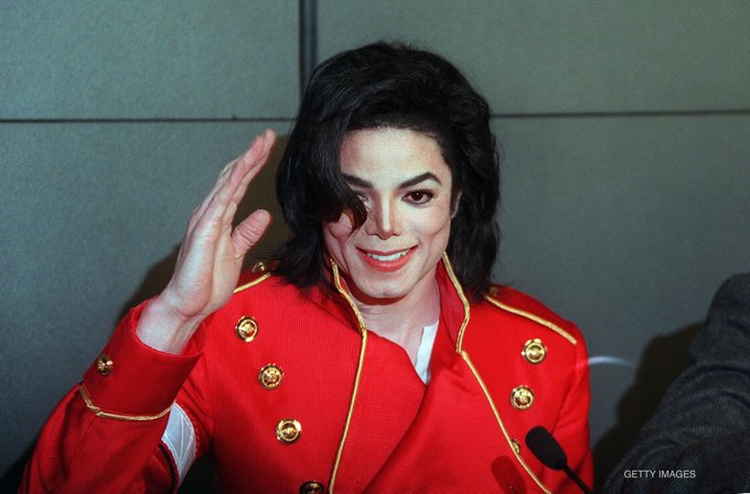 Aujourd’hui Michael aurait eu 65 ans. Happy Birthday Michael with L.o.v.e. F4ZOdeOWMAAhAns?format=jpg&name=small