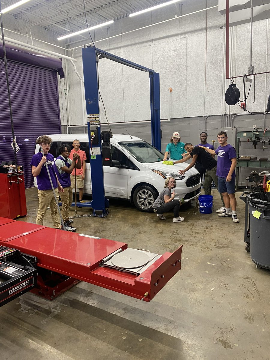 hassell_joey's tweet photo. For the Fall ‘23 semester, @MilanHSOfficial has 153 students dual-enrolled w/ @TCATJackson in @MilanCTE’s advanced manufacturing, auto maintenance &amp; light repair, health science, industrial maintenance, &amp; STEM robotics courses. #apathandaplan #stepstosuccess #faMily 💜 https://t.co/RU6FAoHeF0