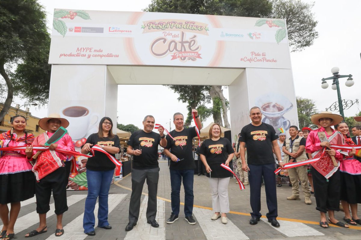 MINPRODUCCION's tweet photo. El ministro @RaulPerezReyesE, junto a los titulares del @MINCETUR y @MininterPeru , y la alcaldesa de la @Barranco_Muni, Jessica Vargas, participó en la inauguración del #FestiProduce por el #DíaNacionalDelCafé.☕️ https://t.co/03PVZn3NYs