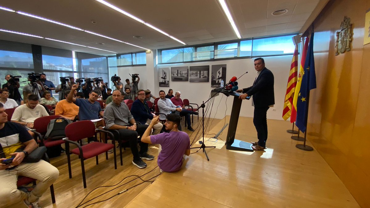 JoanMerca_'s tweet photo. 🎙️Tornant a cobrir una roda de premsa a Tarragona. En aquest cas, del president del @deportegob, @victorfrancos, sobre les accions contra Luis Rubiales. 

Sempre senta bé tornar a treballar a casa! https://t.co/N68TiIudMZ