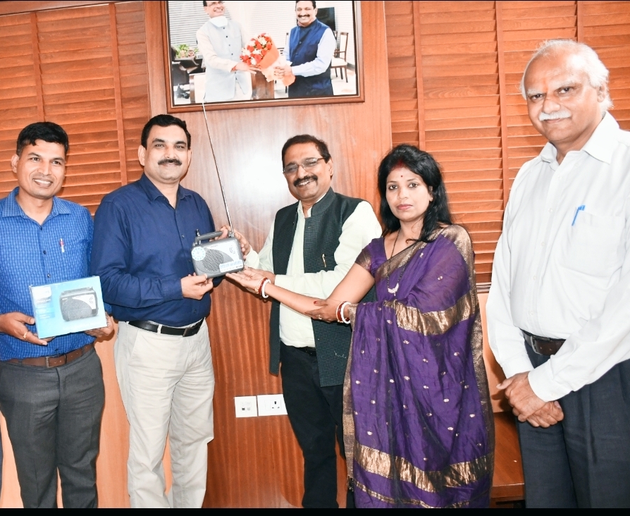कार्यालय में रेडियो कर्मवीर का नियमित प्रसारण सुनने हेतु स्टेशन निदेशक डॉ आशीष जोशी ने आज कुलपति प्रो (डॉ) के जी सुरेश को रेडियो सेट भेंट की। टीम रेडियो कर्मवीर को साधुवाद और धन्यवाद 💐 🙏
#communityradio
#communityradiostation
#communityradiorocks