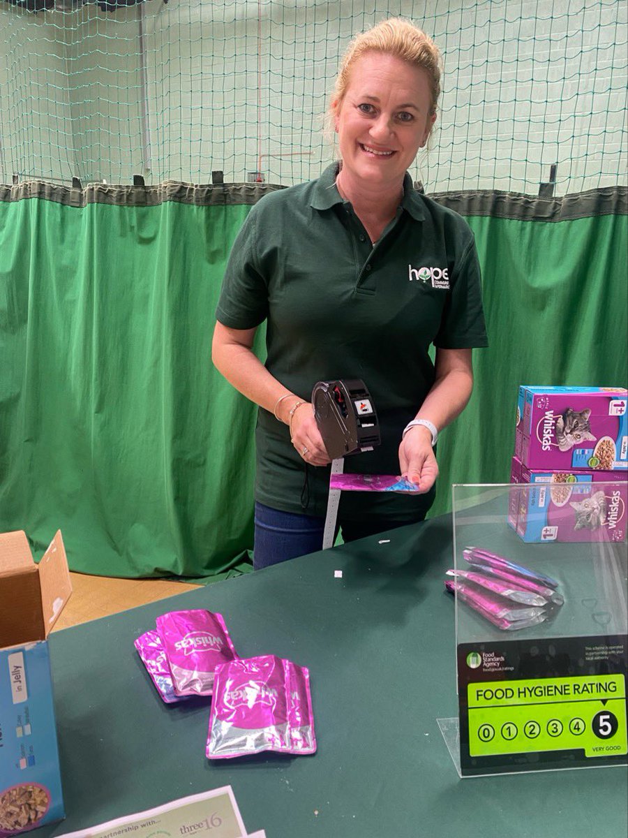 LouiseMcKinlay's tweet image. Visit to @CommSuperBas in Laindon, helping out as part of our “Summer of Volunteering. “
Membership is growing  with more people shopping at reduced prices &amp;amp; having a free cuppa &amp;amp; friendly chat 😊 ☕️ 🛒 

By March every borough/district/city will have a community supermarket.