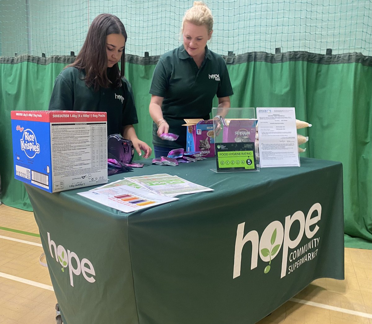 LouiseMcKinlay's tweet image. Visit to @CommSuperBas in Laindon, helping out as part of our “Summer of Volunteering. “
Membership is growing  with more people shopping at reduced prices &amp;amp; having a free cuppa &amp;amp; friendly chat 😊 ☕️ 🛒 

By March every borough/district/city will have a community supermarket.