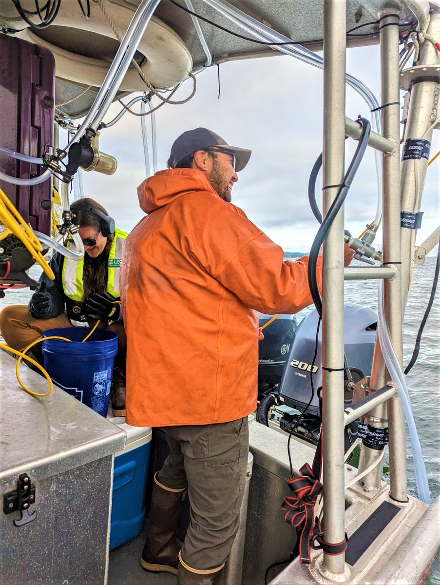 📸 #FieldPhotoFriday USGS scientists from the California Water Science Center collecting water quality profiles in the San Francisco Bay.

More 🔗 usgs.gov/centers/califo…

#Water #Science .<a href="/USGS/">USGS</a>