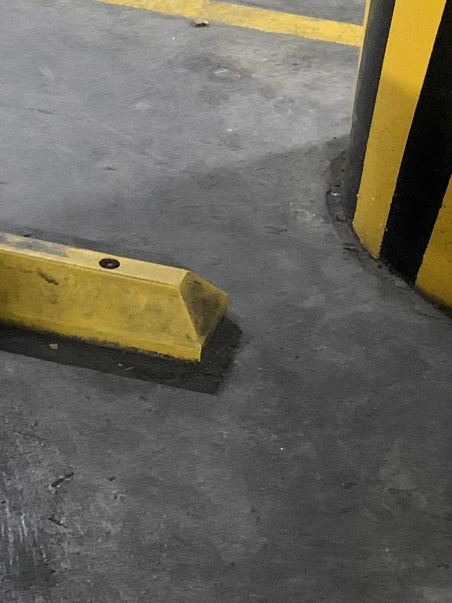 MAGS_SP's tweet photo. Nunca había visto que se saltaran este como si fuera un TOPE para ganarle a alguien un lugar del estacionamiento #SPGG Qué intrépida mujer ! 😅😎 #YoTeVi 😁 https://t.co/klq8gH2Rwy