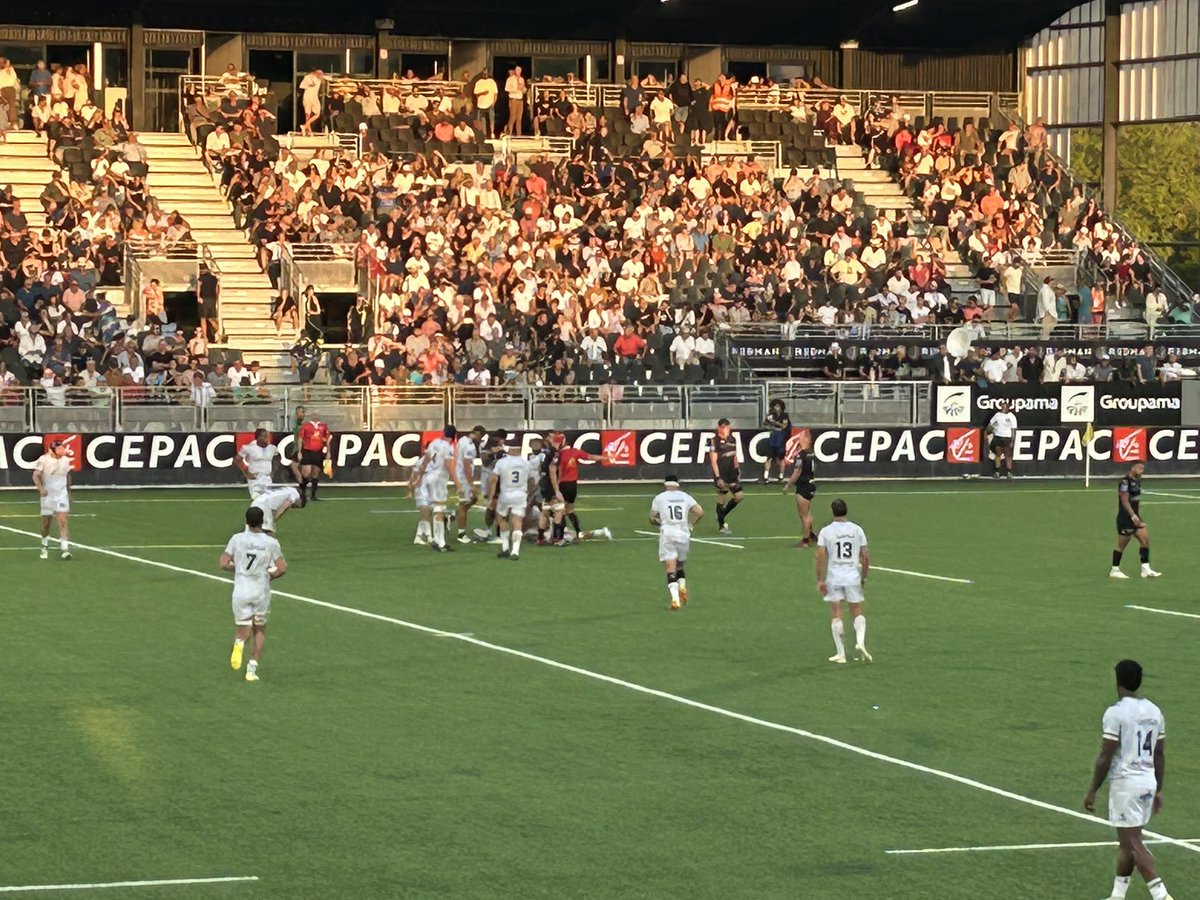 FredericCormary's tweet photo. Le @agen_rugby est mené 19-9 à la pause sur le synthétique de @ProvenceRugby. Et a perdu son talonneur Pierre Jouvin touché à l’épaule droite. @SudOuest_Sport https://t.co/5HRACb8Yti