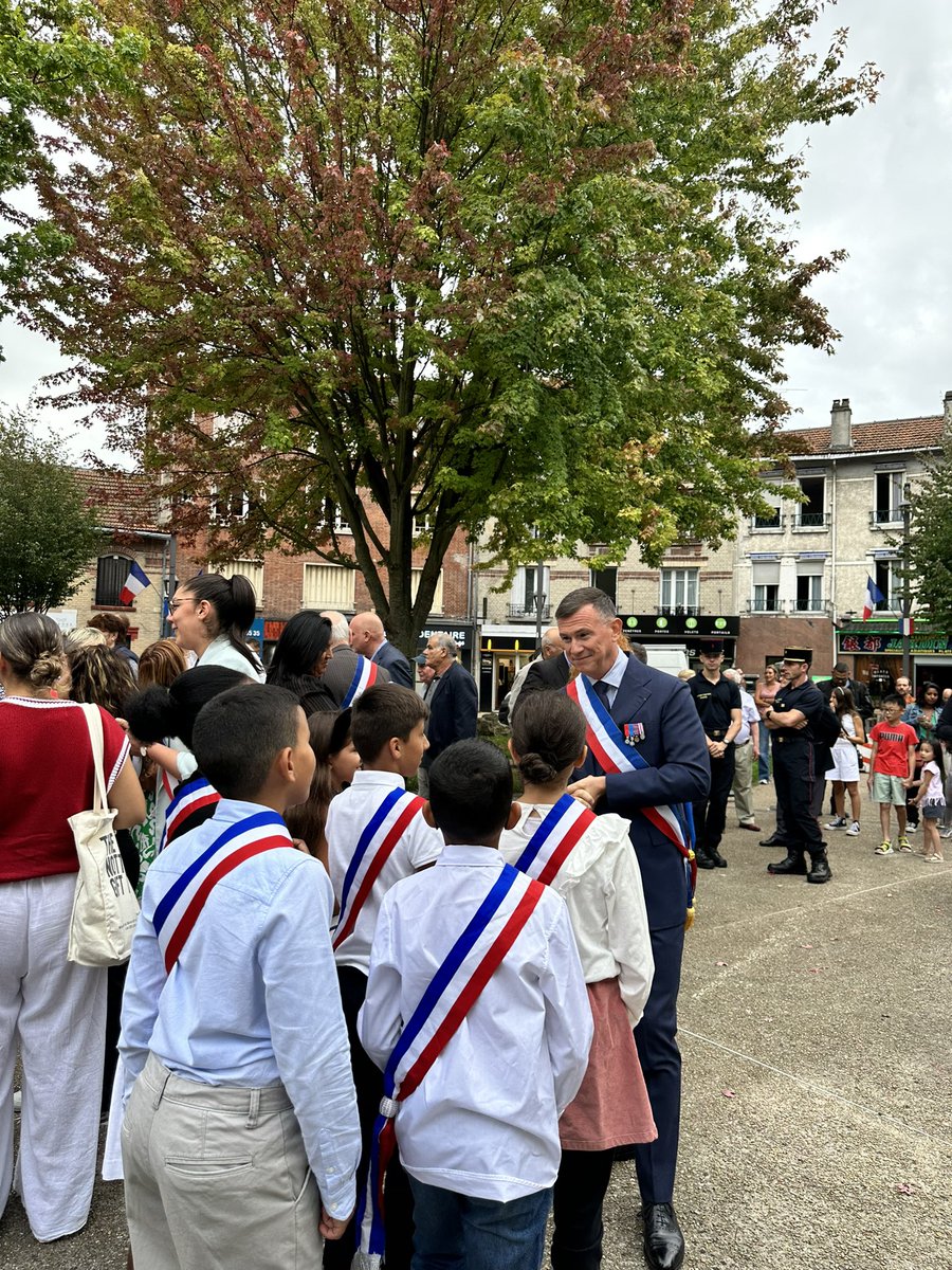 brunobeschizza's tweet photo. Ce vendredi, #AulnaySousBois a célébré le 79ème anniversaire de la #Libération. Merci à nos jeunes présents pour cet hommage à celles et ceux qui se sont battus en 1944 pour défendre notre Liberté. https://t.co/cPOgeQRnqY