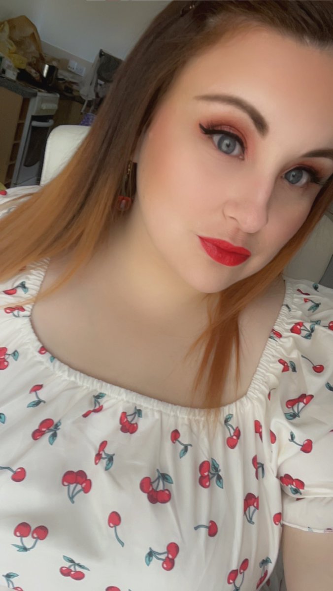 Shabanon's tweet photo. It’s amazing what a full face of makeup and a vodka cranberry can do to your confidence https://t.co/Um0KKD6G3d