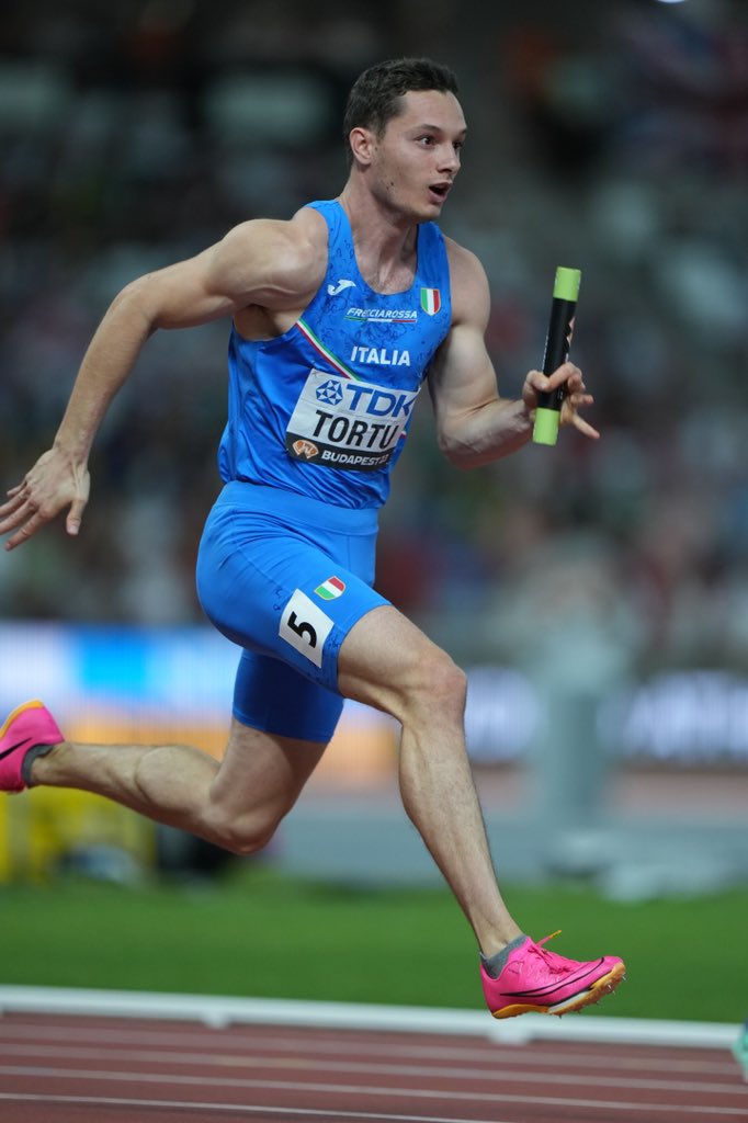 atleticaitalia's tweet image. 💥  𝐒𝐈𝐀𝐌𝐎 𝐈𝐍 𝐅𝐈𝐍𝐀𝐋𝐄 𝐂𝐎𝐍 𝐋𝐀 𝟒𝐱𝟏𝟎𝟎!!!

Rigali, Jacobs, Patta e Tortu corrono in 37.65, miglior crono delle batterie: l’Italia torna in finale ai Mondiali con la 4x100 dopo 12 anni 🇮🇹 secondo tempo italiano di sempre a quindici centesimi dal 37.50 di Tokyo