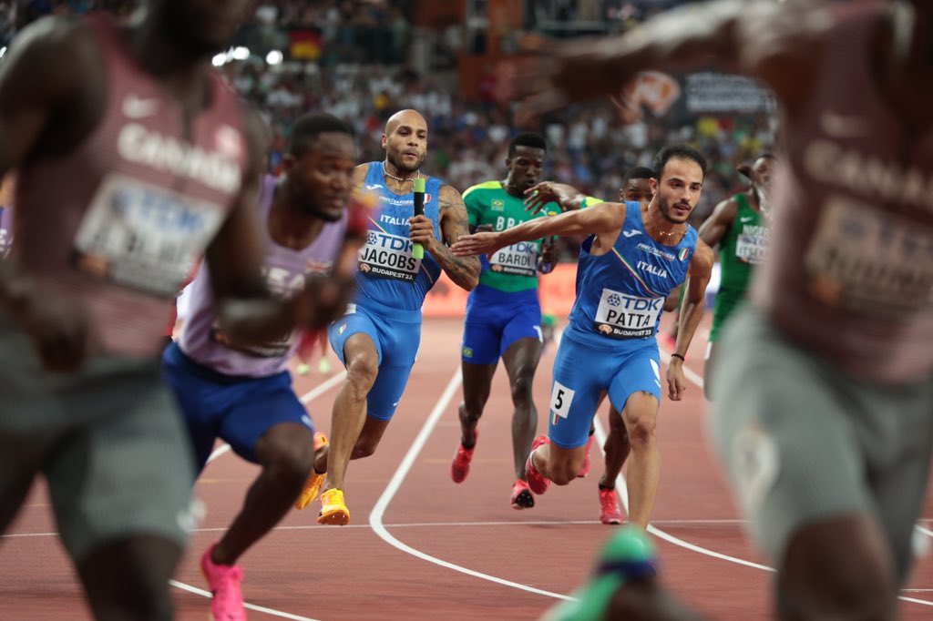 atleticaitalia's tweet image. 💥  𝐒𝐈𝐀𝐌𝐎 𝐈𝐍 𝐅𝐈𝐍𝐀𝐋𝐄 𝐂𝐎𝐍 𝐋𝐀 𝟒𝐱𝟏𝟎𝟎!!!

Rigali, Jacobs, Patta e Tortu corrono in 37.65, miglior crono delle batterie: l’Italia torna in finale ai Mondiali con la 4x100 dopo 12 anni 🇮🇹 secondo tempo italiano di sempre a quindici centesimi dal 37.50 di Tokyo