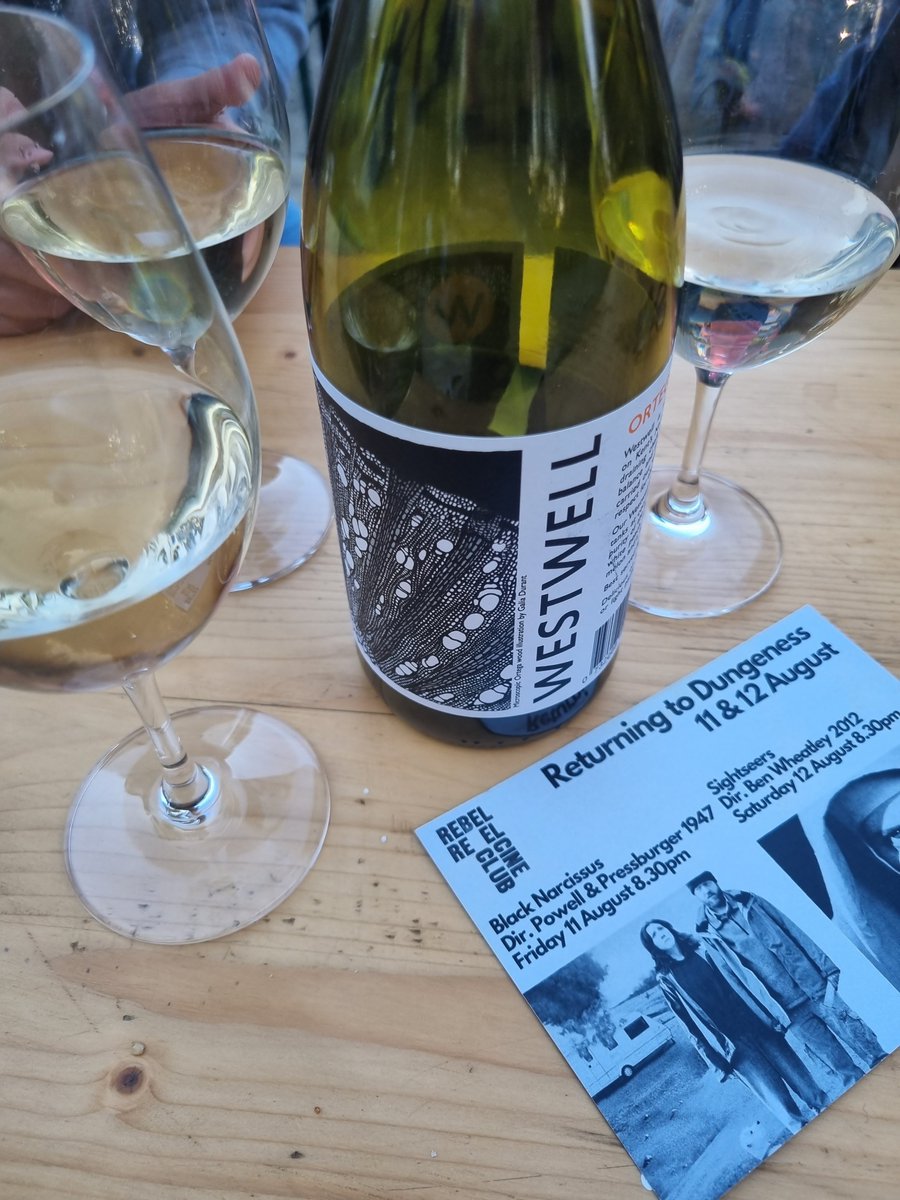 GilhamGremo's tweet photo. Oh hello Friday evening!! 
Cin, cin 🥂🥳 @WestwellWines 

#Celebrations #KentWines #SummerNights https://t.co/PRQ3fTrEzz