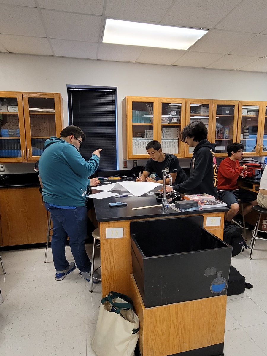 jgtchemnerd's tweet photo. Collaborating to end the week! IB juniors explaining how to apply uncertainties of measurements when doing calculations. @EDAztecs_HS @IBAztecs #AVIDAZTECS @RNorton_EDHS #TeamSISD https://t.co/H3u5nhV75Z