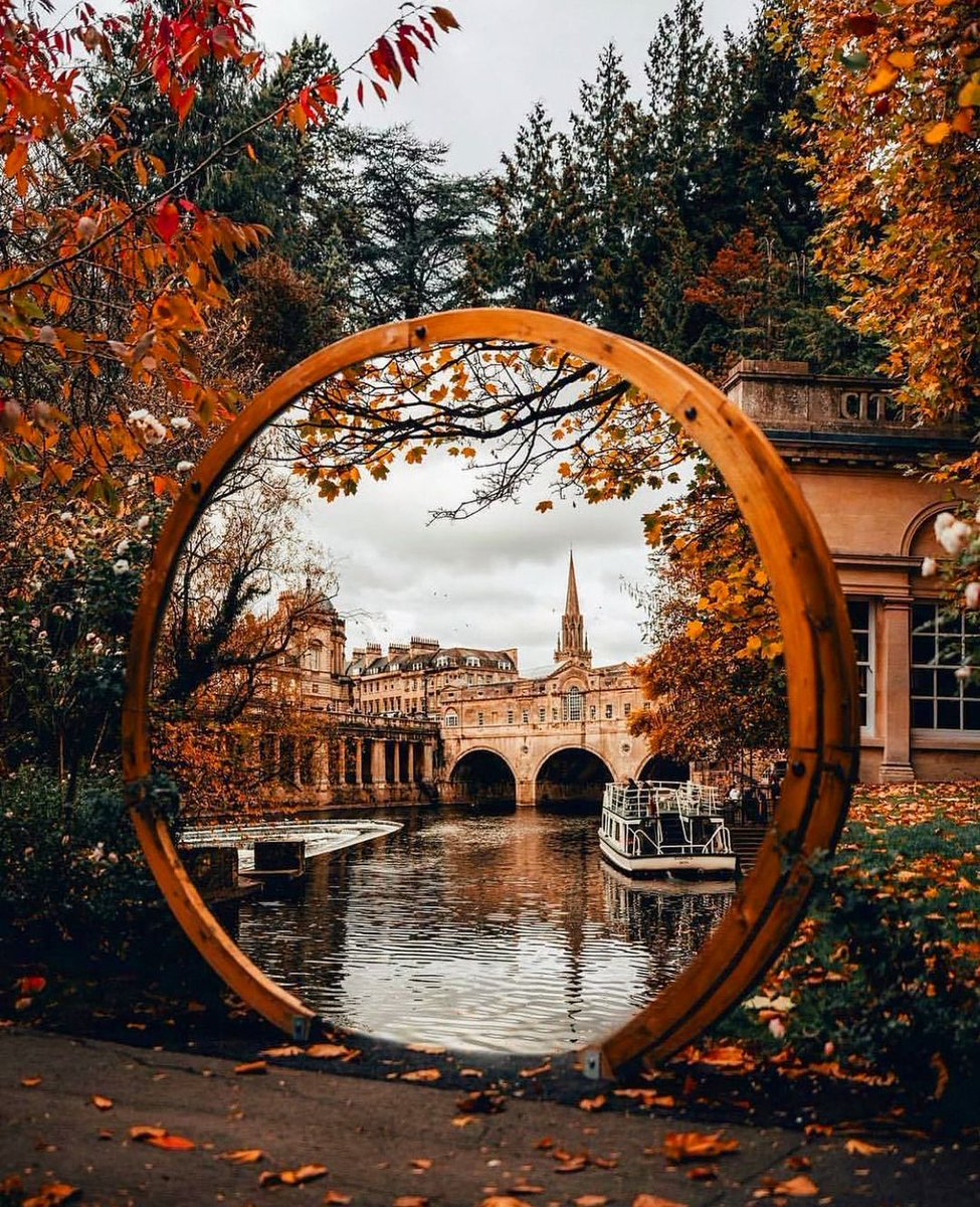 ValentyneDreams's tweet image. Autumn, brooding and beautiful.