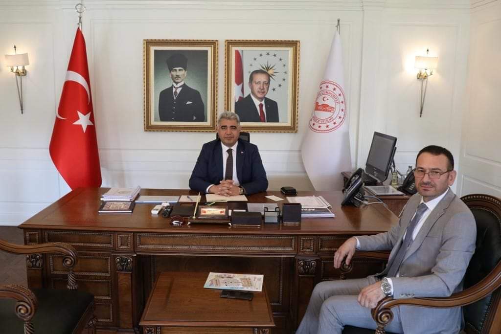 Düzce Valimiz Sn.Selçuk Aslan'ı ziyaret ederek, yeni görevinin hayırlı olmasını diledik, 
#TRADEF2023 Fuarımızla ilgili olarak kendisine brifing sunarak davette bulunduk.Yoğun programlarına rağmen, nezaketleri ve hüsnü kabulleri için kendilerine teşekkür ediyorum.