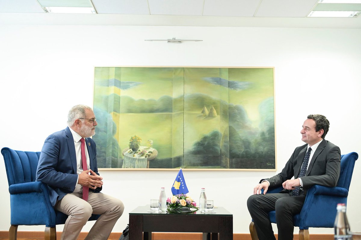 CarloSommaruga's tweet photo. Belle entrevue avec @albinkurti , Premier ministre du #Kosovo à qui j’ai apporté mon soutien concernant sa politique : la défense de la souveraineté du pays, le respect de l’État de droit, la mise en œuvre d’une démocratie inclusive des minorités et la lutte contre la corruption. https://t.co/KdqI1e6sga