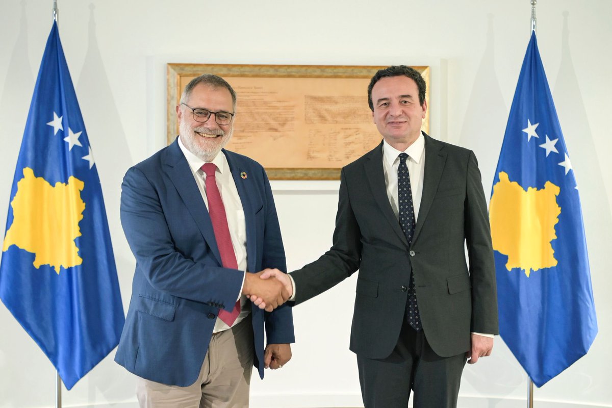 CarloSommaruga's tweet photo. Belle entrevue avec @albinkurti , Premier ministre du #Kosovo à qui j’ai apporté mon soutien concernant sa politique : la défense de la souveraineté du pays, le respect de l’État de droit, la mise en œuvre d’une démocratie inclusive des minorités et la lutte contre la corruption. https://t.co/KdqI1e6sga