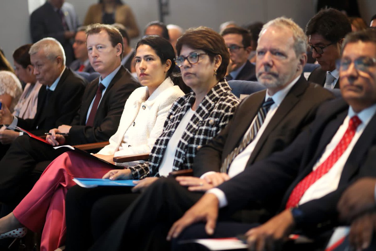 Paola_LazarteC's tweet photo. Hoy tuvimos nuestro tercer foro de construcción de reformas, esta edición enfocada en impulsar las contrataciones públicas. Gracias a todos los expertos por su participación y en especial a @unops_es. Nuestro objetivo es que las obras no se paralicen y se ejecuten con eficiencia. https://t.co/aeCsgb5brA
