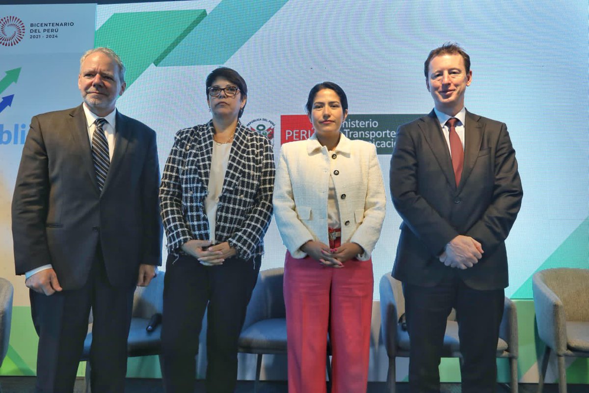Paola_LazarteC's tweet photo. Hoy tuvimos nuestro tercer foro de construcción de reformas, esta edición enfocada en impulsar las contrataciones públicas. Gracias a todos los expertos por su participación y en especial a @unops_es. Nuestro objetivo es que las obras no se paralicen y se ejecuten con eficiencia. https://t.co/aeCsgb5brA