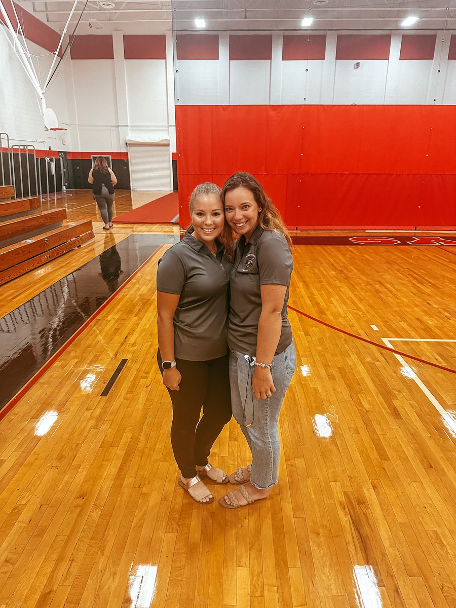 Can I explain the perfect timing of two beautiful former students who are now teacher leaders texting their former teacher to send some love today?🖤❤️Wishing <a href="/merediith_holt/">meredith holt cunningham</a> &amp; @MissOyolaPE the best school year yet!⭐️✨Love you, mean it☀️🌻