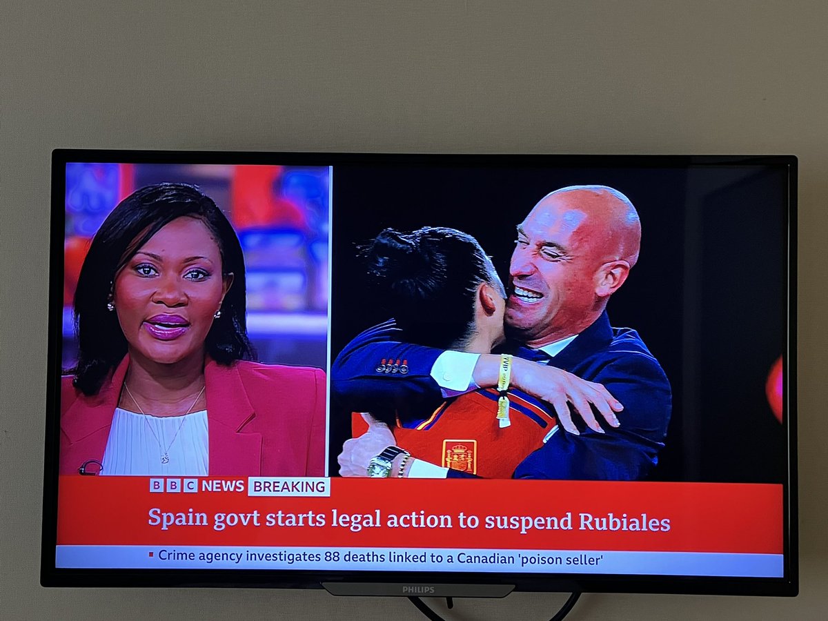 Breaking news en la BBC. Fuera, lo tienen claro también. 
Machismo de manual. 
Y en el auditorio (sólo hombres) la gente aplaudiendo. Olor a naftalina. 
Vilda y Luis de la Fuente los dos siguientes en circular.
