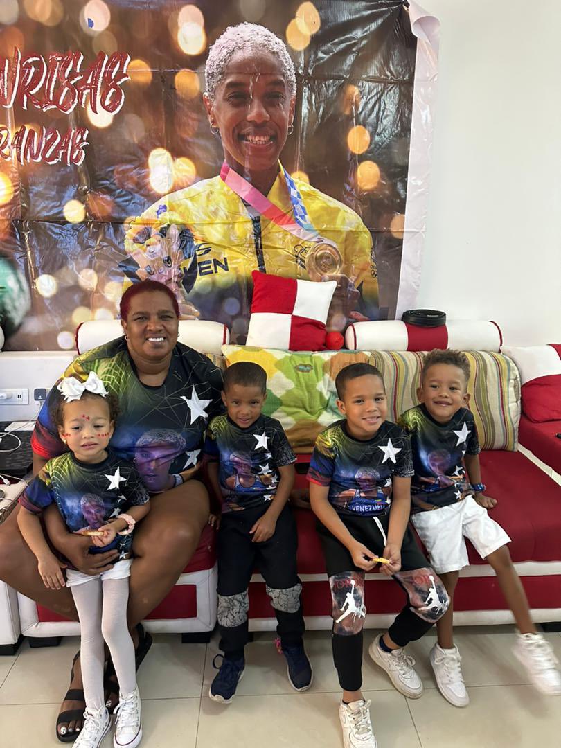 TeamRojas45's tweet photo. Yulimar es hija, hermana, tía ❤️. Es parte de nosotros y este es su team principal 🇻🇪

Vuela Yuli Vuela 🇻🇪✨ 

En minutos, nuestra reina verá acción en el Mundial de Atletismo #Budapest2023 @WorldAthletics 🇻🇪. https://t.co/iDc1sSgZon